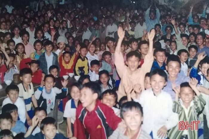 Niềm vui trẻ thơ ngày xưa mỗi dịp có văn công về làng.