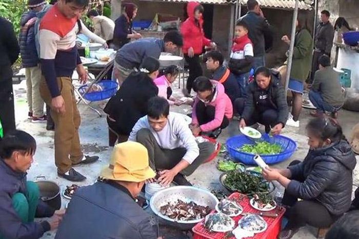 Ngày xưa, hễ nhà nào có đám cưới là cả làng đến làm giúp. Ảnh: Internet