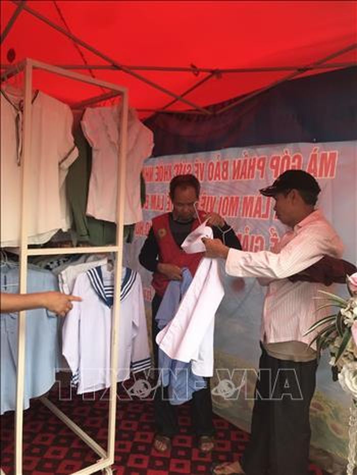 Người dân chọn quần áo miễn phí tại gian hàng.