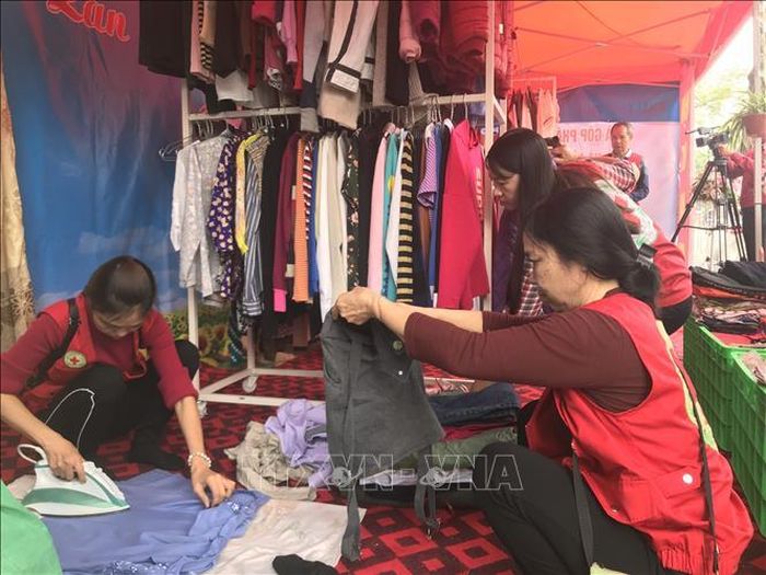 Cán bộ, tình nguyện viên Hội Chữ thập đỏ thành phố Hải Dương là quần áo trước khi tặng người có hoàn cảnh khó khăn.