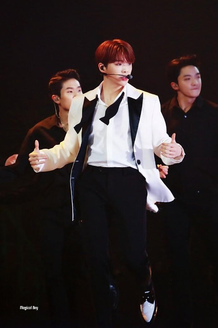 Kang Daniel và bộ trang phục đầu tiên.