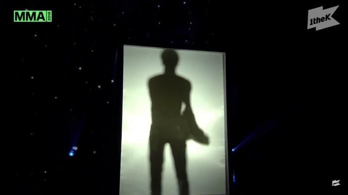 Màn thay áo mờ ảo của Kang Daniel.