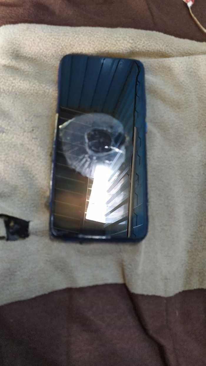 Hình ảnh của Ishwar cho thấy chiếc Redmi Note 7S bị cháy để lộ pin và các linh kiện bên trong. Ảnh: GizChina.