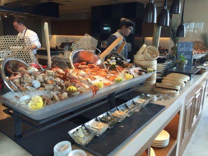 Bạn có thể thưởng thức các hương vị ẩm thực của nhiều vùng miền và một số món truyền thống của Philippines như Kare-kare, gà Adobo, Halo-halo. Đặc biệt, thực khách rất ưa chuộng các món được chế biến từ hải sản. Một vị khách chia sẻ: "Hải sản ở nhà hàng rất tươi ngon, hấp dẫn và được trình bày bắt mắt. Bên cạnh đó, thực đơn cũng có các món ăn chay nên khách sẽ có nhiều sự lựa chọn." Mức giá buffet dao động từ 700.000-1,5 triệu đồng/người. Ảnh: Foodymumshie, Pinoy Guy Guide, Tripadvisor.