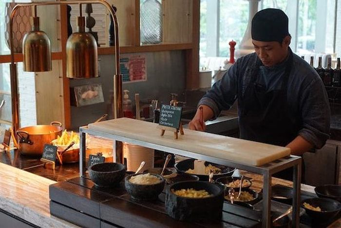 Điều khiến thực khách hài lòng tại High Street Cafe là các món ăn được chế biến ngay trước khách hàng và thậm chí có thể được nấu theo sở thích. Ngoài buffet, khách cũng có thể thưởng thức một số món ăn tùy chọn khác vì chúng được làm sẵn để bán lẻ. Mức giá buffet tại đây dao động từ 525.000-1 triệu đồng/người. Ảnh: Clickthecity. 