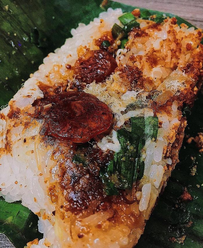 Ở đây, xôi không đựng trong hộp xốp mà được gói trong lá chuối tươi, có hương thơm phảng phất. Đơn giản là thế nhưng quán luôn được đánh giá cao về chất lượng trên các trang ẩm thực. Ảnh: Mitsfoody, gnoulfoodie07. 