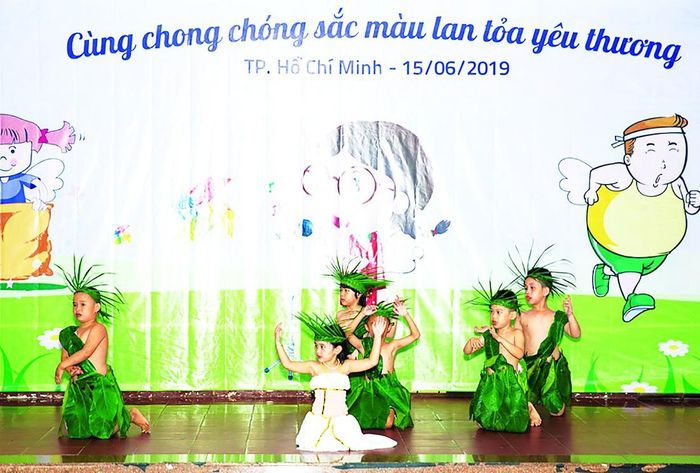 Các em trình diễn thời trang kết hợp với bài múa để tăng sự tự tin