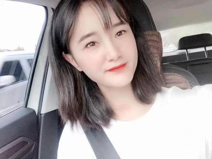 "Thời gian đầu, bạn học của tôi kịch liệt phản đối bởi họ cảm thấy tốt nghiệp tại một trường đại học danh tiếng nhưng đi nuôi lợn quả là lãng phí tài năng, nhưng tôi không nghĩ thế. Nói thật khi mới tiếp xúc với đàn lợn, tôi cảm thấy vô cùng sợ hãi. Nhưng bây giờ tôi cảm thấy chúng rất đáng yêu" - Gái ế 24 tuổi chia sẻ.