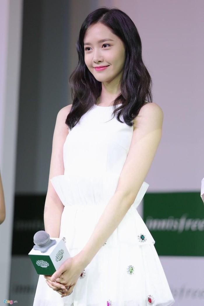 Thường xuyên đắp mặt nạ: Đối với Yoona, cô ưu tiên cho loại mặt nạ giấy có sẵn hơn là mặt nạ tự làm bởi sự tiện lợi, tiết kiệm thời gian. Mỗi ngày, sau các bước làm sạch da, nữ ca sĩ thường dùng mặt nạ dưỡng. Tùy theo tình trạng da lúc đó mà Yoona thay đổi các loại mặt nạ khác nhau cho phù hợp.