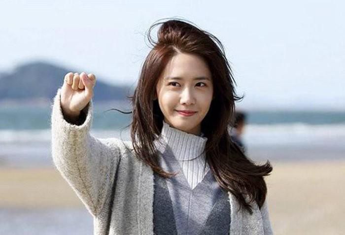 Rửa mặt bằng sữa tươi: Một trong những bí quyết chăm sóc da được Yoona chia sẻ chính là dùng sữa tươi để rửa mặt. Chắc hẳn bạn cũng biết, sữa tươi là thành phần mang đến hiệu quả dưỡng trắng vượt trội.
