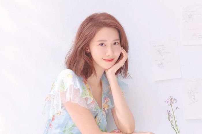 Ngủ đủ giấc: Yoona cho biết cô nhận thức tầm quan trọng của giấc ngủ đối với sức khỏe lẫn sắc đẹp. Vì vậy, dù lịch làm việc có bận rộn, Yoona vẫn chú ý sắp xếp thời gian cho giấc ngủ. Theo cô, không có phương pháp nào giúp da khỏe đẹp từ bên trong tốt hơn là việc ngủ ngon.