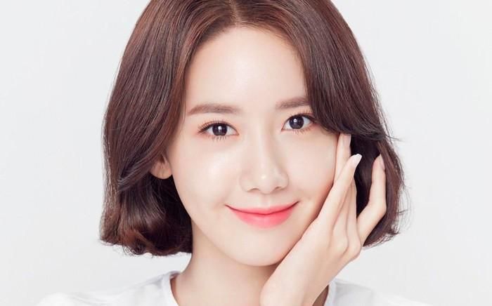 Việc làm sạch, dưỡng ẩm và đắp mặt nạ là những bước quan trọng nhất trong bí kíp dưỡng da của Yoona. Cô luôn không quên đắp mặt nạ mỗi ngày nhưng sẽ thay đổi tùy vào tình trạng da.