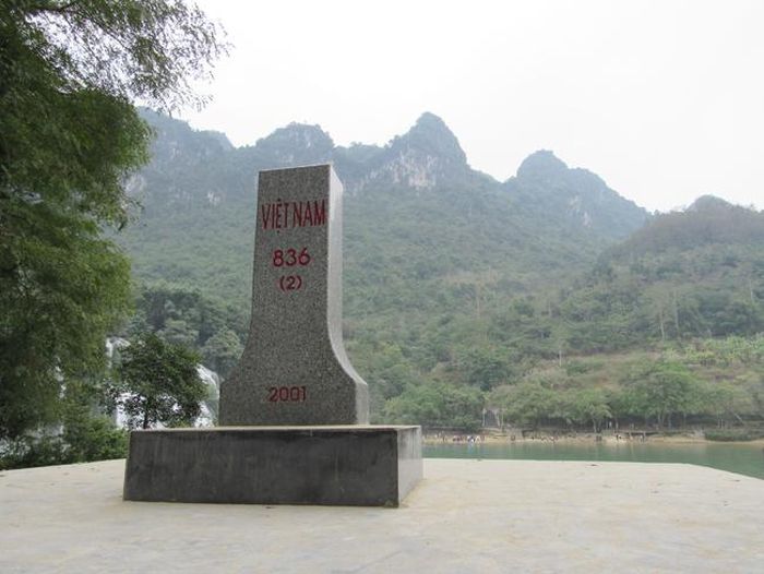 Cột mốc biên giới đánh dấu chủ quyền lãnh thổ.