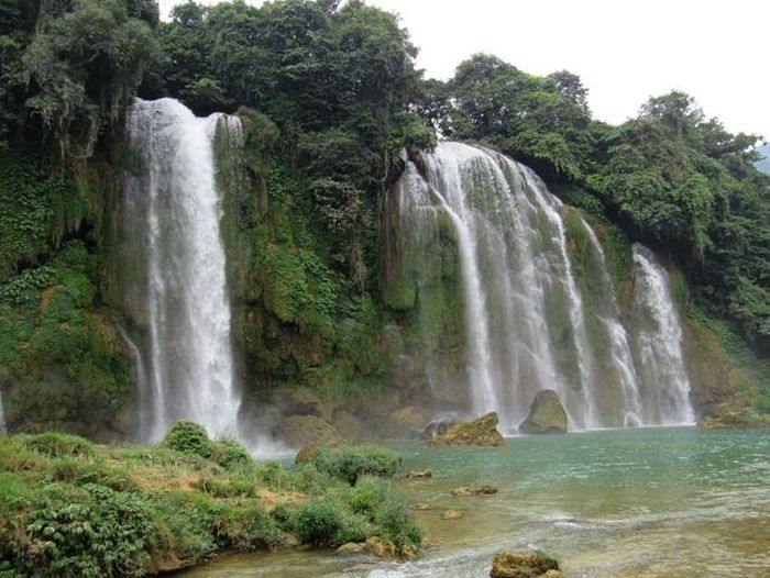 Thác Bản Giốc có hai phần là thác chính và thác phụ, thác phụ cao hơn thác chính.