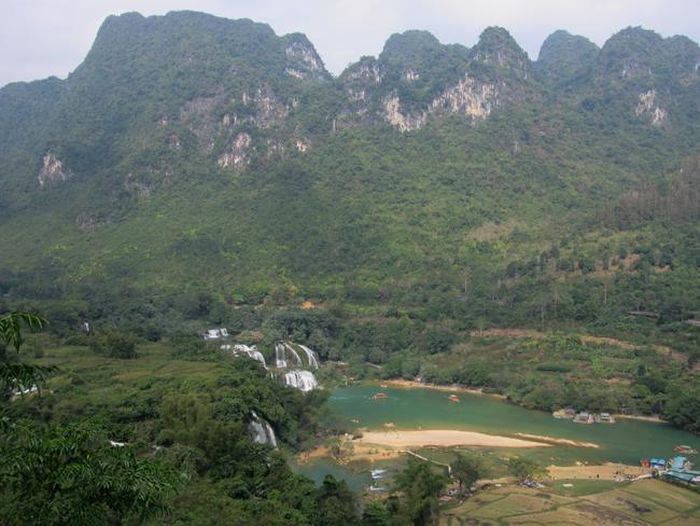Thác Bản Giốc nhìn từ trên cao.