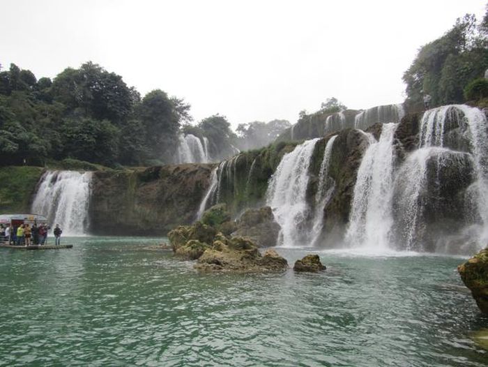 Du khách có thể di chuyển trên bè nổi du ngoạn sông Quây Sơn, ngắm thác Bản Giốc.