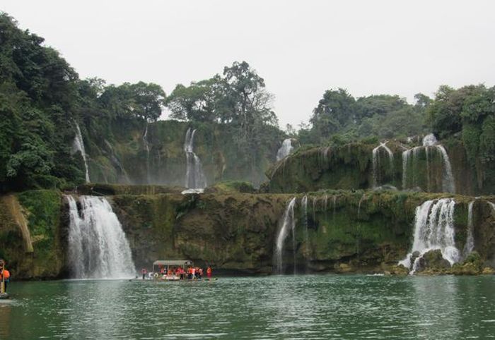 Dòng sông Quây Sơn dưới chân thác.