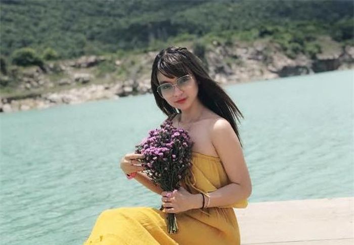  Người yêu Mạc Văn Khoa được nhận xét có gương mặt bầu bĩnh, dễ thương. Vóc dáng của cô nhỏ nhắn nhưng vẫn đầy đặn, gợi cảm. Vì thế cô thường diện đầm hở vai, cổ khoét sâu hoặc ôm sát cơ thể nhằm tôn vóc dáng. 