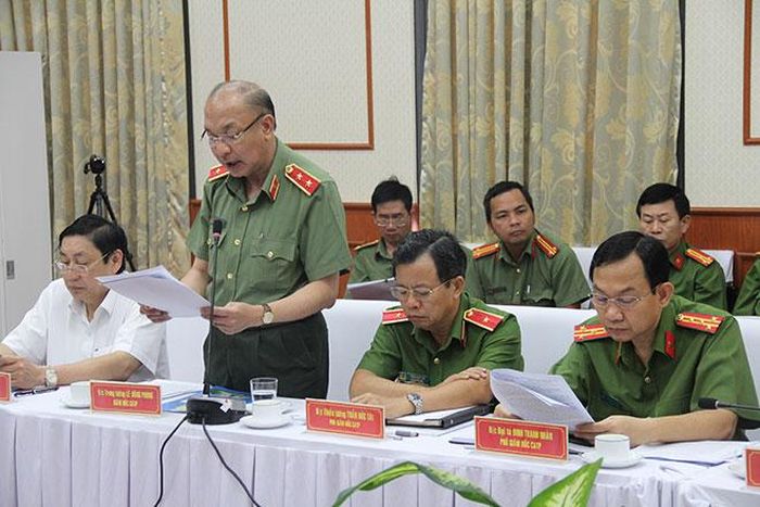 Giám đốc CATP Lê Đông Phong báo cáo kết quả công tác với đồng chí Bộ trưởng và đoàn kiểm tra. 