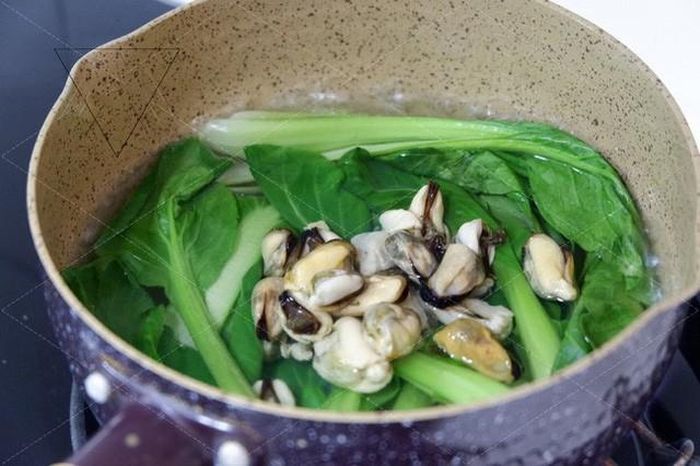Khi rau cải đã chín nêm nếm lại cho vừa miệng rồi tắt bếp. Múc canh rau cải ra tô. Món canh rau cải thanh mát lại giàu dinh dưỡng chắc chắn không nên thiếu trong bữa ăn của gia đình.