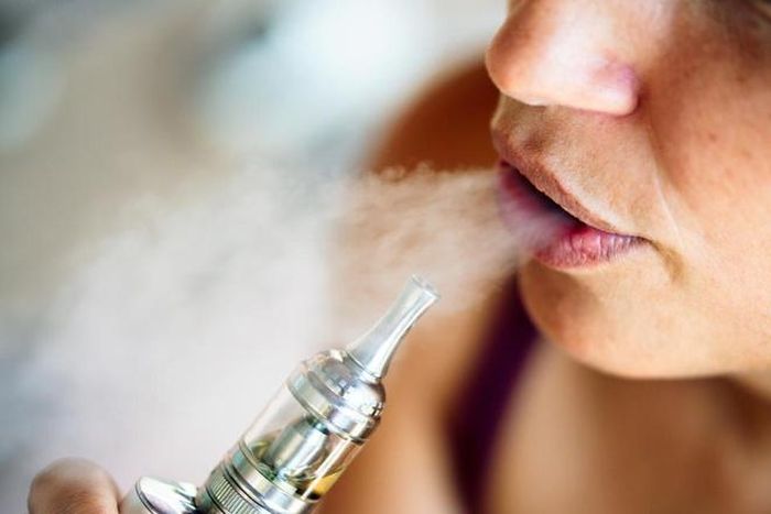 Giới trẻ Mỹ đang say sưa với vape và thuốc lá điện tử. Ảnh: Getty Images