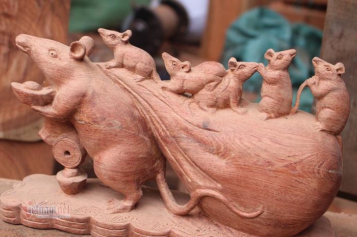 Chuột gỗ sau khi đục xong bằng máy, nghệ nhân sẽ đánh giấy ráp, chạm khắc, phun sơn để hoàn thiện sản phẩm