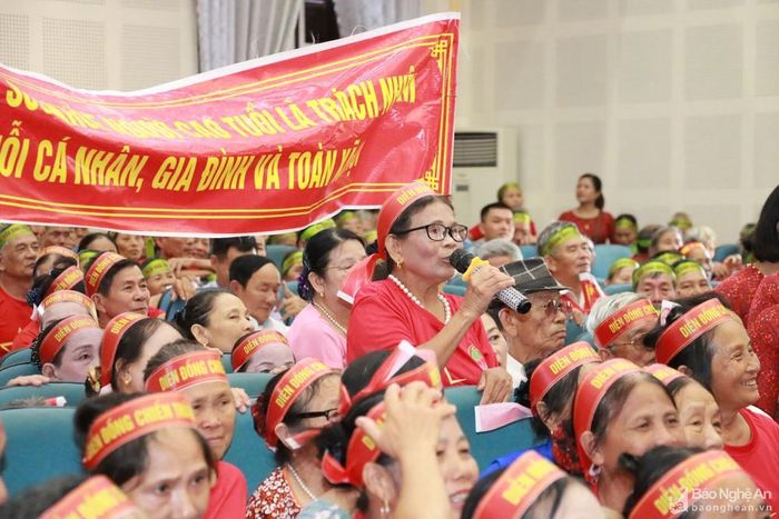 Người cao tuổi huyện Diễn Châu hào hứng tham gia Hội thi Sống vui - Sống khỏe. Ảnh: Mỹ Hà