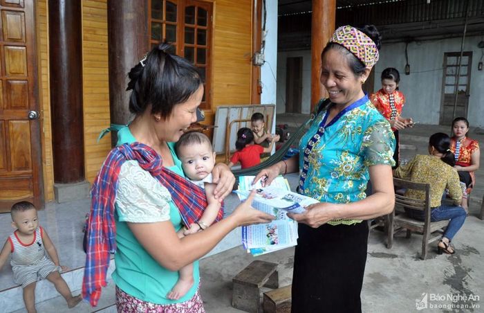 Cán bộ dân số tuyên truyền tại các hộ gia đình ở huyện Tương Dương. Ảnh: Công Kiên