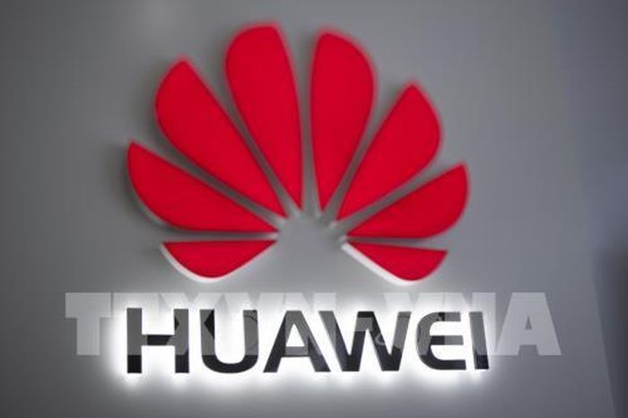 Biểu tượng Huawei tại cửa hàng ở Bắc Kinh, Trung Quốc. Ảnh: AFP/ TTXVN