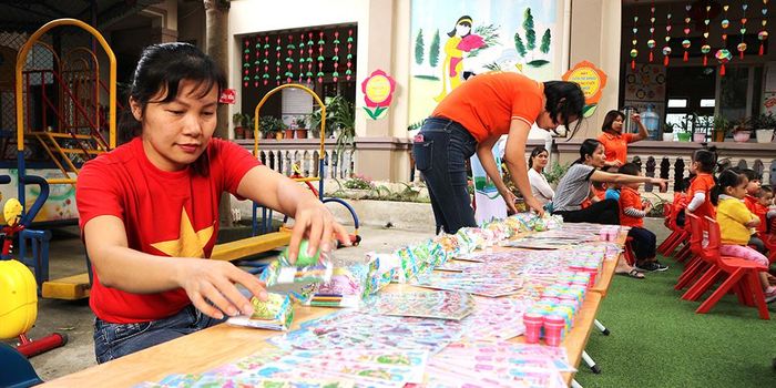 Chị Thủy trong chương trình đổi rác lấy quà cho các bé trường Mầm non Hoa Sen