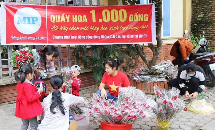 Chương trình “ Quầy hoa 1 nghìn đồng” nhân ngày 20/11 của CLB tại cổng trường Mầm non Sao Mai