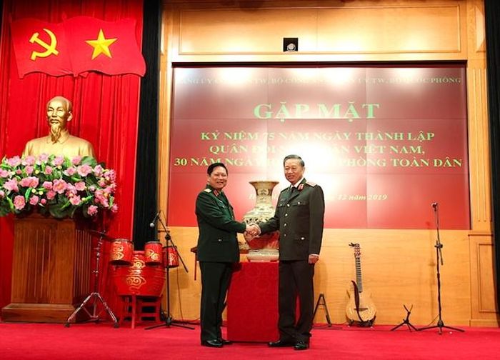 Bộ trưởng Ngô Xuân Lịch trao quà lưu niệm tặng Bộ Công an