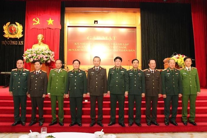 Bộ trưởng Ngô Xuân Lịch, Bộ trưởng Tô Lâm với các đại biểu tại buổi gặp mặt