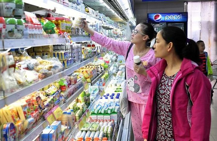 Người tiêu dùng chọn mua hàng tại siêu thị Fivimart. Ảnh: Phạm Hùng