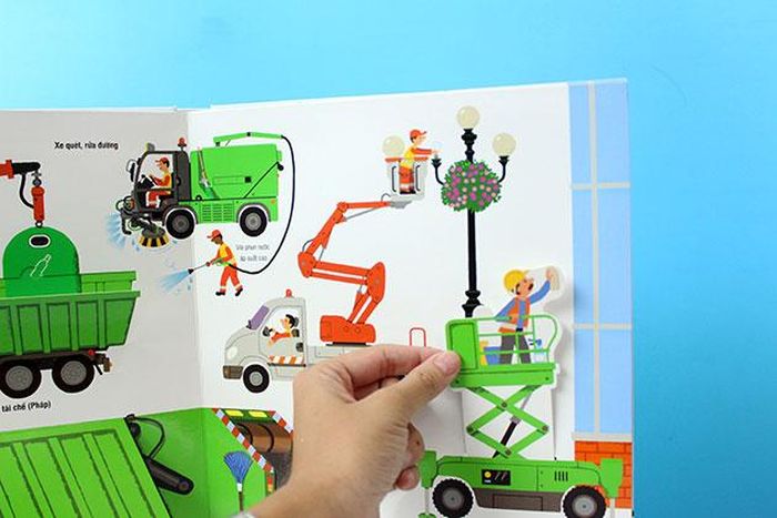 Chiếc xe có cabin được kéo lên xuống khiến trẻ nhỏ thích thú.