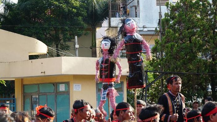 Có đội không hóa trang thì làm những hình nộm để làm các "brem"