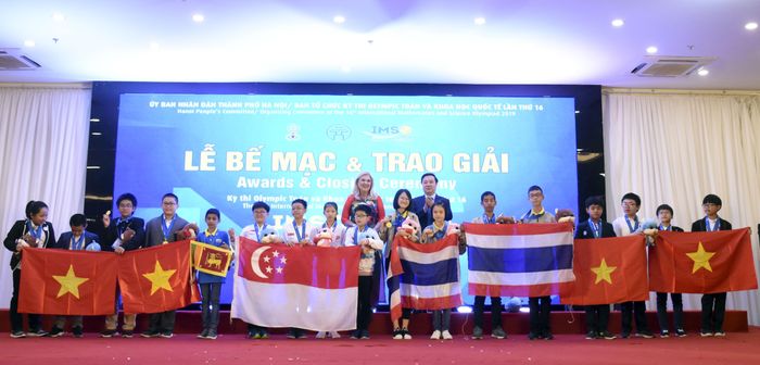 Ban tổ chức trao Huy chương Vàng môn Khoa học tặng các thí sinh tại Kỳ thi IMSO 2019.