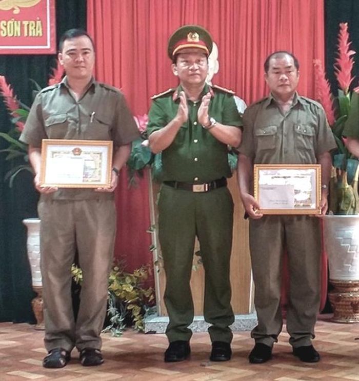 Trưởng CAQ Sơn Trà trao Giấy khen cho Ban Bảo vệ dân phố P. Nại Hiên Đông và ông Nguyễn Văn Cước.