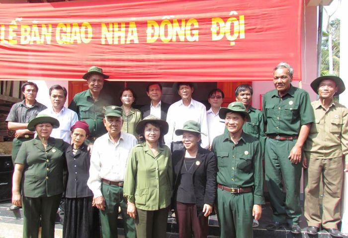 Bàn giao ngôi nhà đồng đội cho cựu binh Đinh Văn Ép.