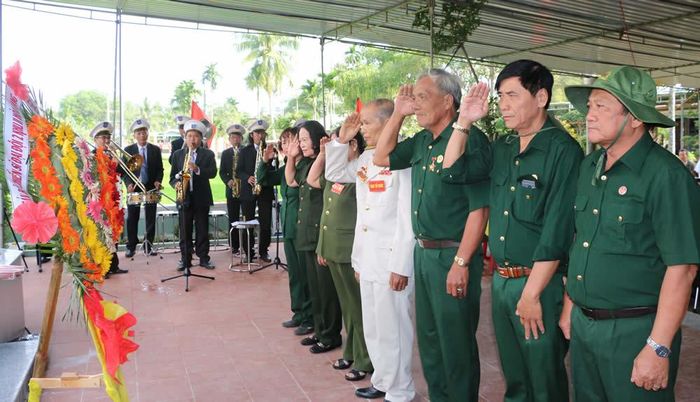 Cựu binh C2 tưởng niệm các đồng đội tại Bia chiến tích Trung đội nữ Lê Thị Hồng Gấm.