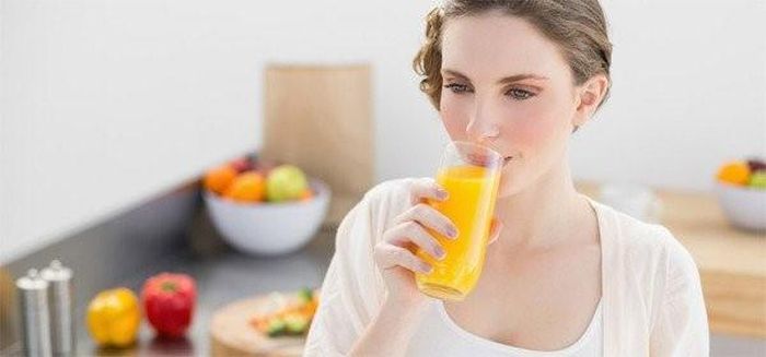 Sau khi thức dậy nếu uống nước trái cây đầu tiên sẽ không thể cung cấp được lượng nước mà cơ thể cần, ngược lại sẽ gia tăng cảm giác nặng nề cho đường ruột, không có lợi cho sức khỏe. Sáng sớm ăn đồ lạnh sẽ kích thích dạ dày, gây ảnh hưởng đến tiêu hóa và hấp thu. Ảnh minh họa: Internet