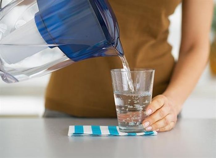 Sau khi nấu nước sôi để lâu, chất hữu cơ có chứa nitơ sẽ không ngừng bị phân giải thành nitrit. Đặc biệt là nước để quá lâu khó tránh bị nhiễm khuẩn, lúc này tốc độ phân giải chất hữu cơ chứa nitơ sẽ nhanh hơn và muối nitrit sẽ hình thành nhiều hơn. Sau khi uống nước này, muối nitrit sẽ hòa lẫn với hemoglobin gây ảnh hưởng đến chức năng vận chuyển oxy của máu. Ảnh minh họa: Internet