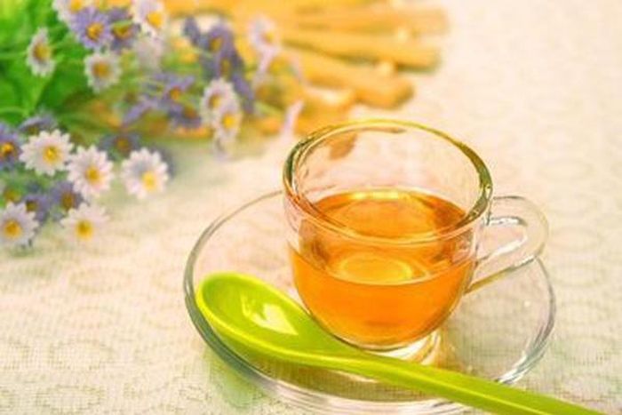 Mật ong tốt cho sức khỏe. Nhiều người cho rằng nếu sáng sớm uống nước mật ong sẽ giúp làm giảm chứng táo bón, nhưng uống khi dạ dày trống rỗng lại không thích hợp. Ảnh minh họa: Internet