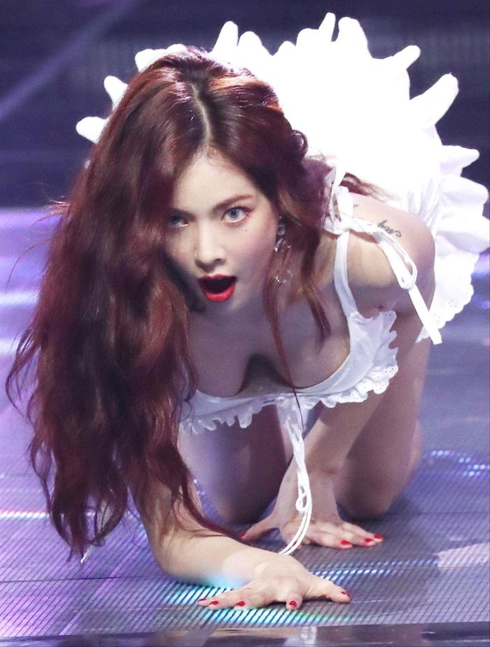 “Nữ hoàng sexy” Hyuna trên sân khâúẢnh: Zing