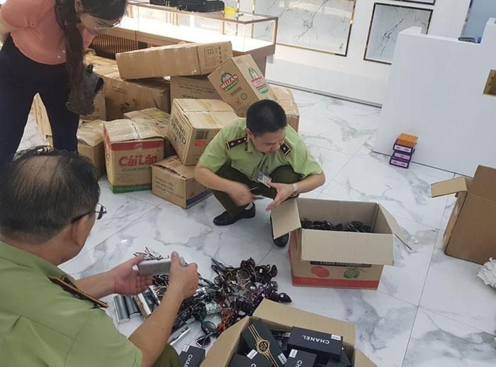 Cơ quan quản lý thị trường kiểm tra hàng hóa nghi có dấu hiệu làm giả, nhái