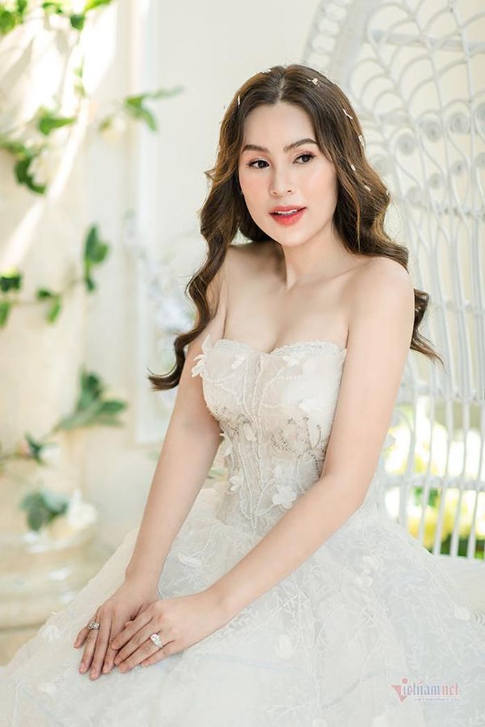 Bên cạnh bộ váy cưới sexy, Phương Lê lập tức biến hóa 360 độ với bộ váy công chúa ngọt ngào.