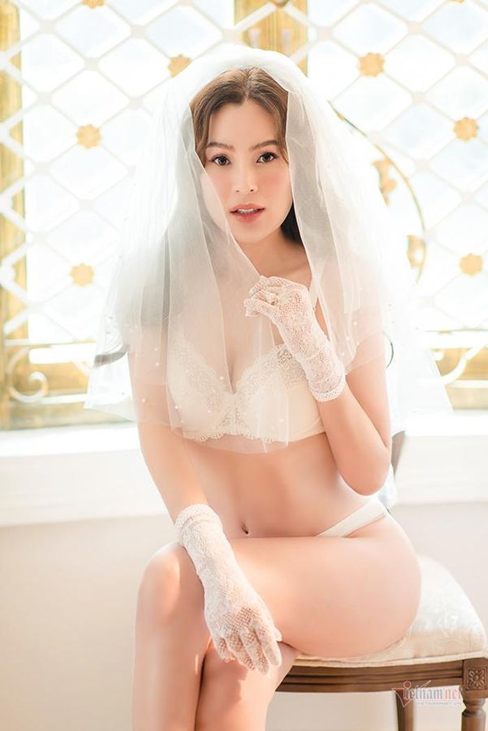 Là người đề cao tính gợi tình ở phụ nữ có gia đình, với bộ váy cưới này, Phương Lê một lần nữa khẳng định: "Chuyện phòng the là phần quan trọng níu chân người chồng ở lại với tổ ấm''.