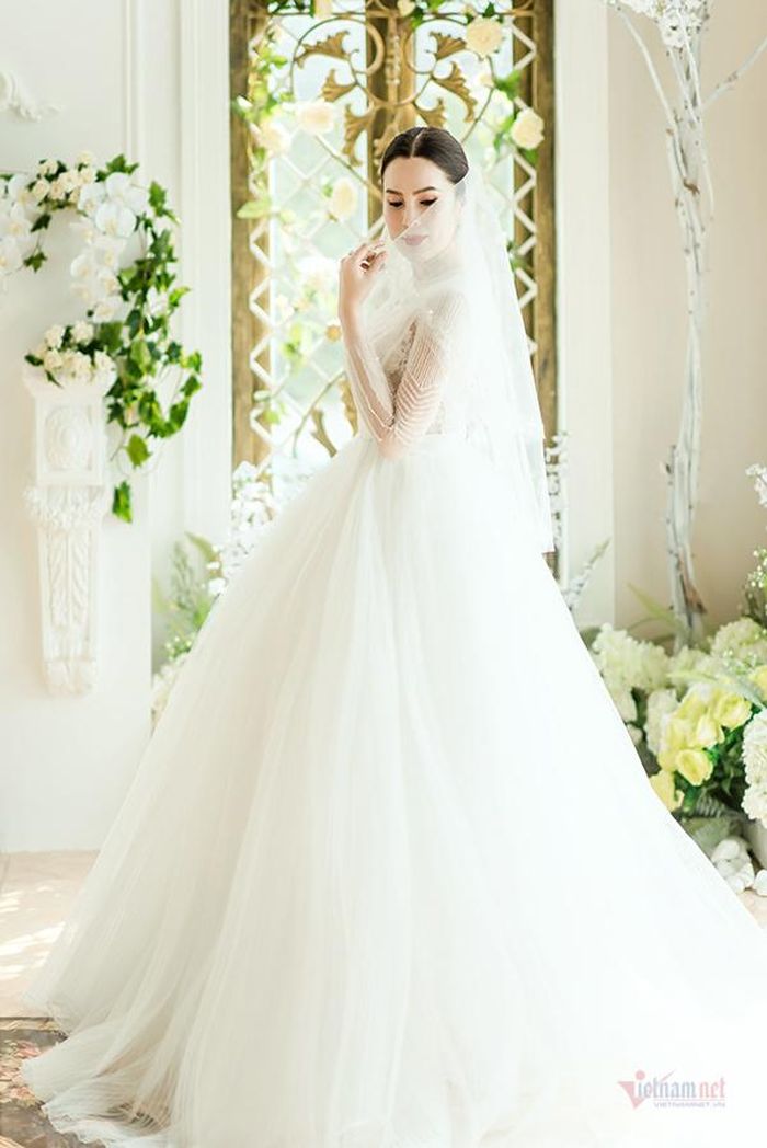 Vẻ nữ tính như nàng tiểu thư trong bộ váy của Phương Lê bỗng được tôn lên, trở nên lộng lẫy, kiều diễm.