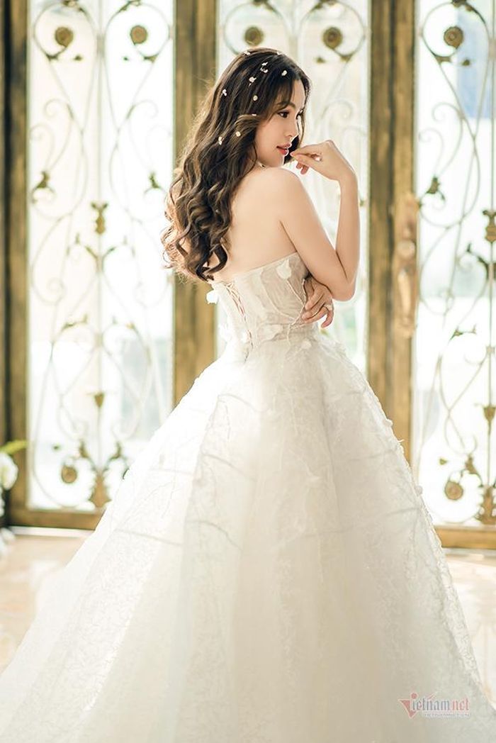 Phương Lê diện áo cưới sexy gây bất ngờ dù đã sinh ba con