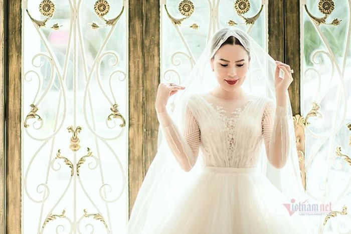 Váy cưới xòe công chúa còn được đính hạt và hoa nổi. Những đường ren chìm hay họa tiết rất cầu kỳ lấp lánh không kém phần tinh tế.